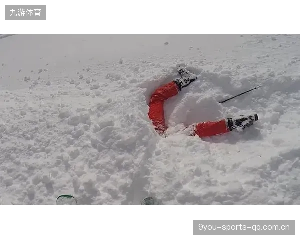 滑雪高速冲下山坡，惊险画面堪比动作片